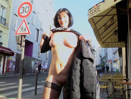 Sophie s'exhibe en pleine rue, puis offre son cul à une belle séance d'anal ! | IllicoPorno