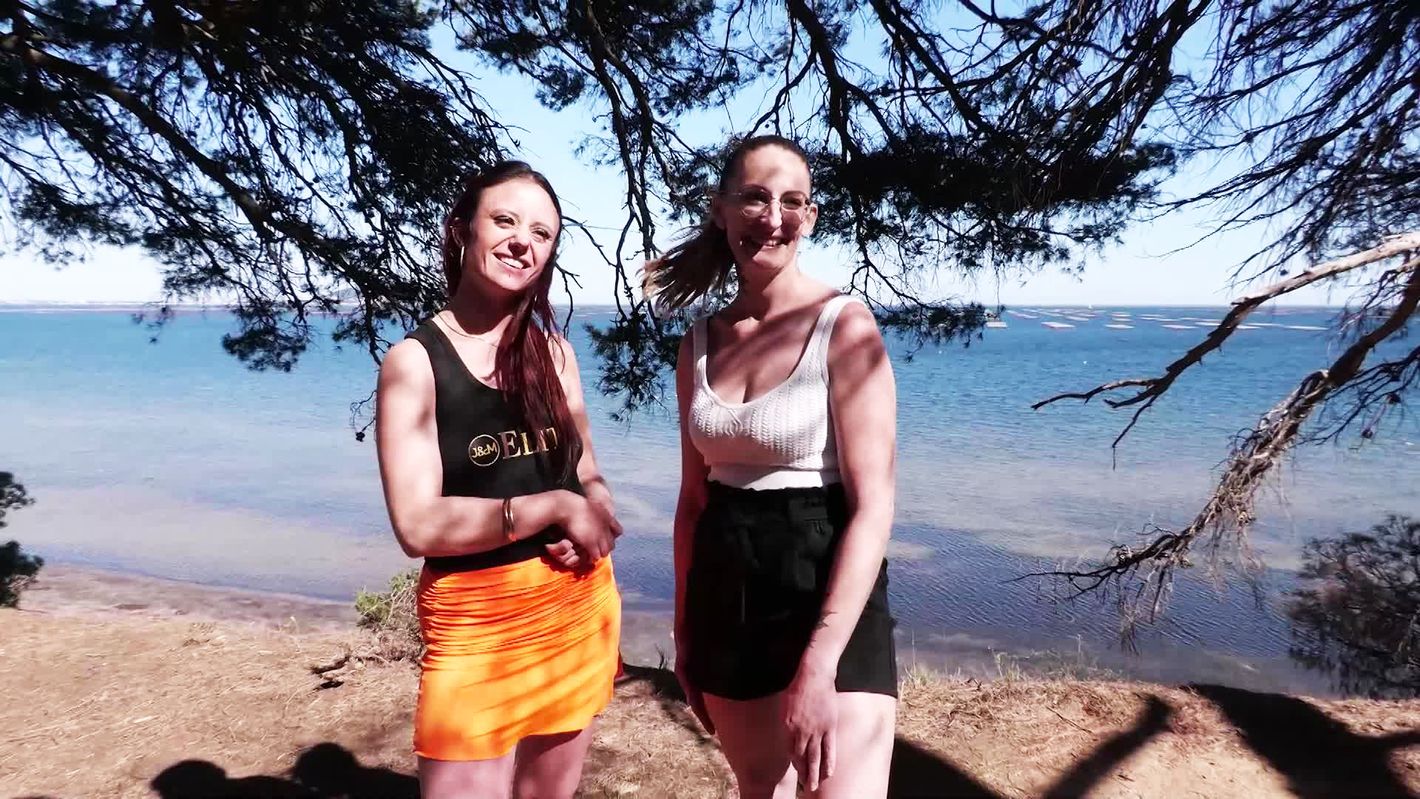 La rencontre explosive entre Arianna et Angelina au bord de l'étang de Thau (34) ! - Illicoporno.com